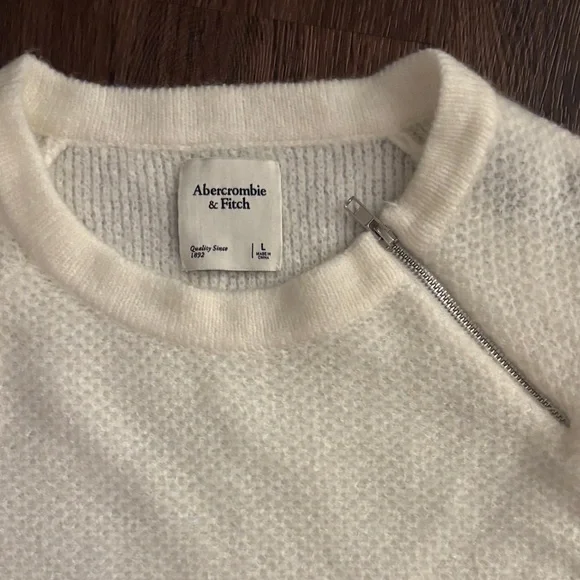 NWT Abercrombie Cream Sweater - Picture 2 of 6